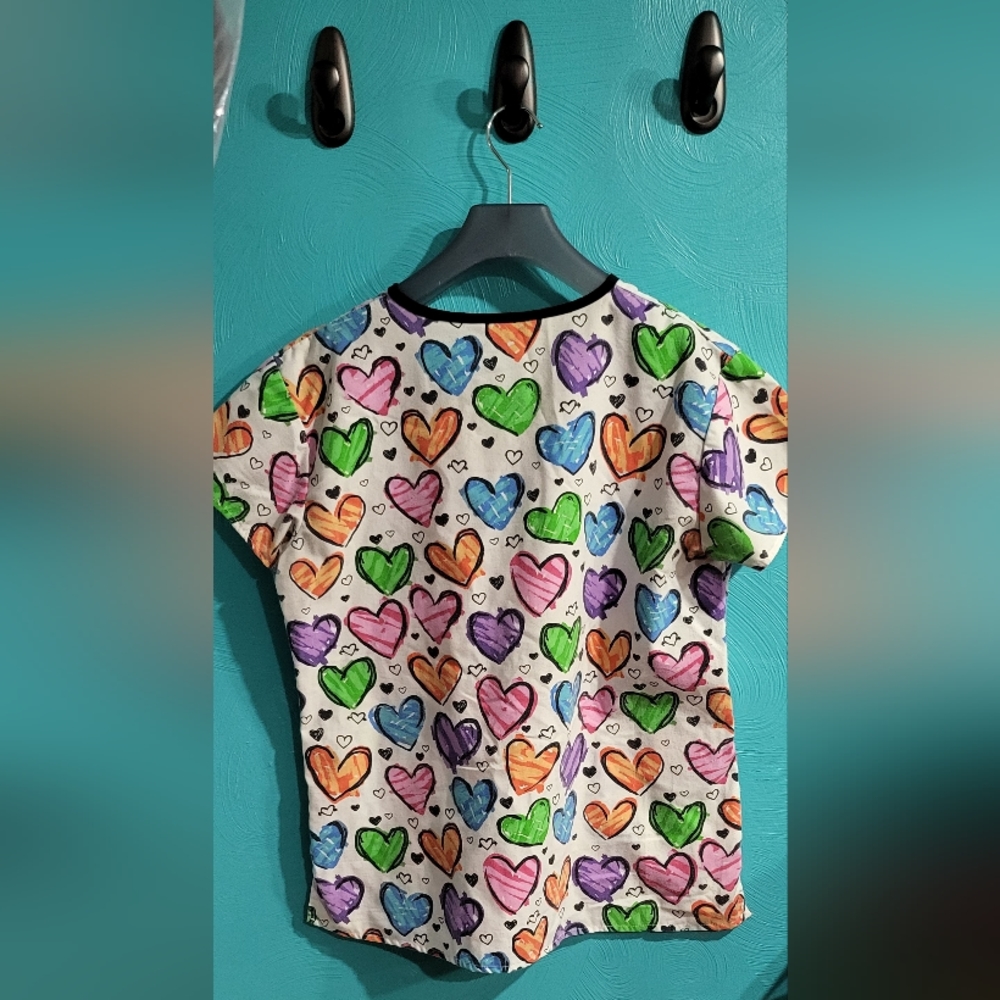 Heart design medium size dream creast scrub top.